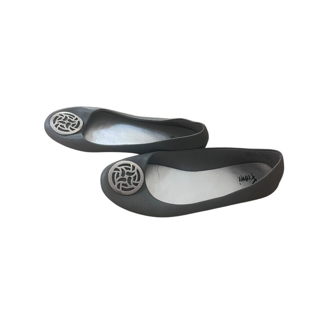 Shoes Flats By Fioni In Grey & Silver, Size: 8.5